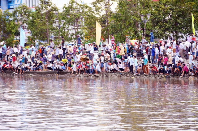 The people of Ca Mau river race to drive interest like flying over the water - 5