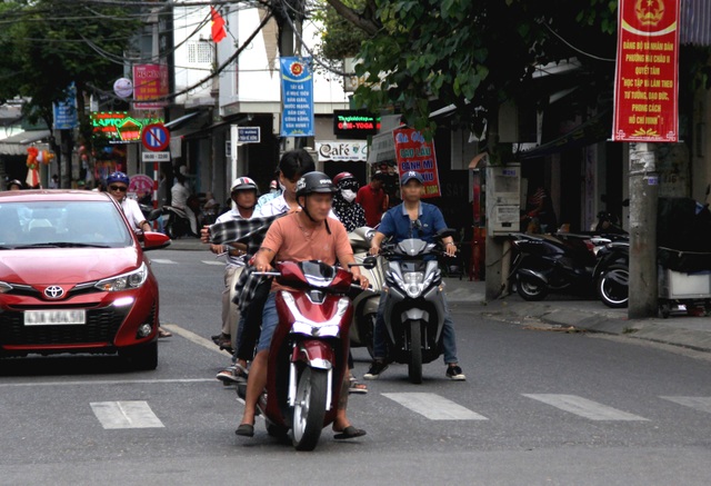 Đà Nẵng: Nhiều người quên mang khẩu trang nơi công cộng - 1 Đà Nẵng: Nhiều người quên mang khẩu trang nơi công cộng - 1