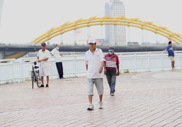 Đà Nẵng: Nhiều người quên mang khẩu trang nơi công cộng - 2 Đà Nẵng: Nhiều người quên mang khẩu trang nơi công cộng - 2