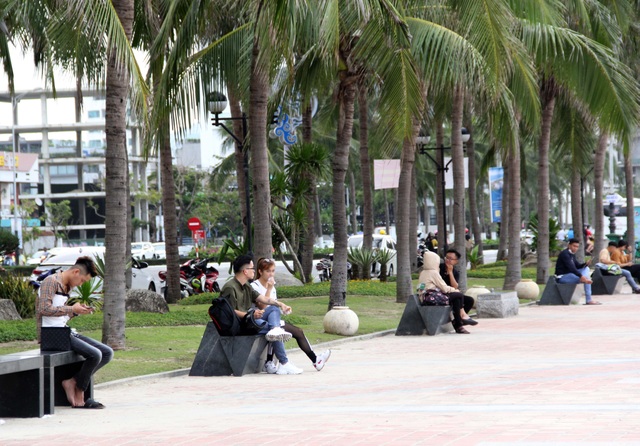 Đà Nẵng: Nhiều người quên mang khẩu trang nơi công cộng - 5