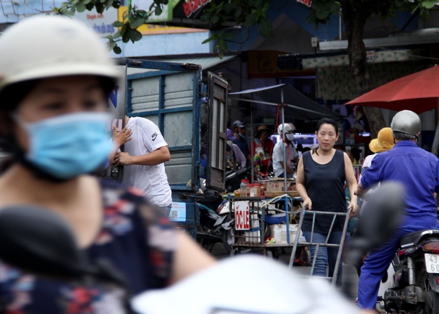 Đà Nẵng: Nhiều người quên mang khẩu trang nơi công cộng - 4
