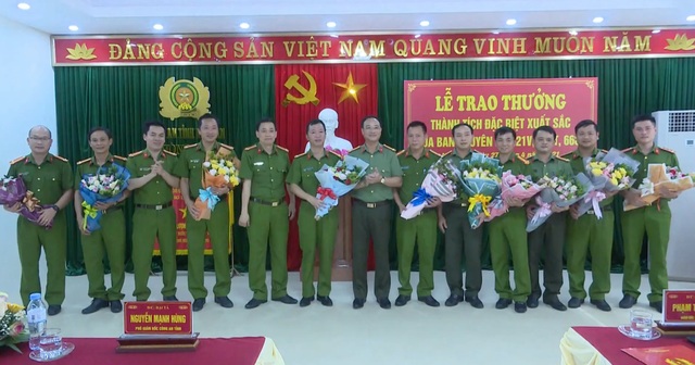 Với thành tích xuất sắc trên, chiều 27/4/2021, Đại tá Phạm Thế Tùng - Giám đốc Công an tỉnh Nghệ An đã khen thưởng cho Ban Chuyên án và đánh giá cao nỗ lực của cán bộ chiến sĩ, đồng thời chỉ đạo thời gian tới, các đơn vị tiếp tục phối hợp chặt chẽ trong công tác đấu tranh, phòng ngừa với các loại tội phạm, góp phần đảm bảo ANTT trên địa bàn.