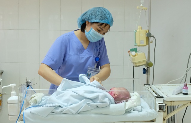 Thanh Hóa: Cứu sống trẻ sơ sinh uốn ván do cắt rốn bằng dao thái đồ ăn - 1 Thanh Hóa: Cứu sống trẻ sơ sinh uốn ván do cắt rốn bằng dao thái đồ ăn - 1