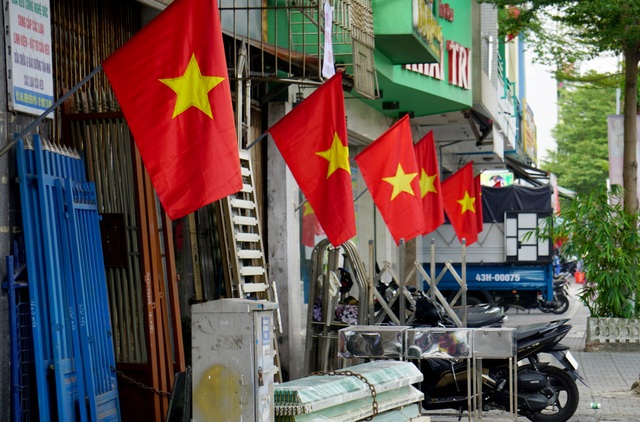 Cao ốc trên tuyến đường đẹp nhất Đà Nẵng nhuộm đỏ đón lễ 30/4 - 7 Cao ốc trên tuyến đường đẹp nhất Đà Nẵng nhuộm đỏ đón lễ 30/4 - 7