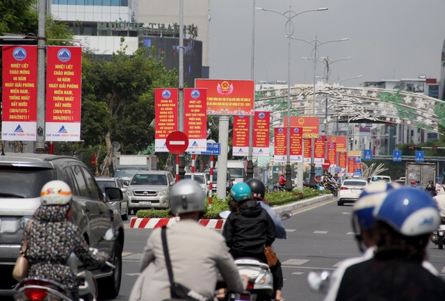 Cao ốc trên tuyến đường đẹp nhất Đà Nẵng nhuộm đỏ đón lễ 30/4 - 6 Cao ốc trên tuyến đường đẹp nhất Đà Nẵng nhuộm đỏ đón lễ 30/4 - 6