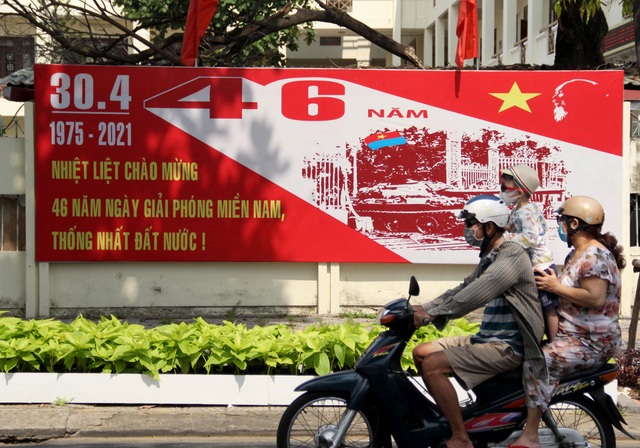 Cao ốc trên tuyến đường đẹp nhất Đà Nẵng nhuộm đỏ đón lễ 30/4 - 9 Cao ốc trên tuyến đường đẹp nhất Đà Nẵng nhuộm đỏ đón lễ 30/4 - 9