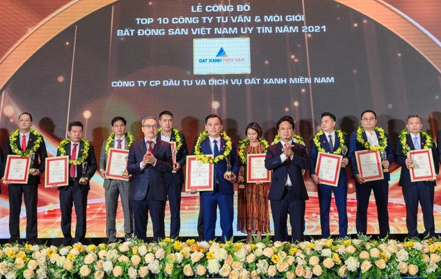 Đất Xanh Miền Nam vinh dự nhận giải thưởng Top 10 công ty tư vấn và môi giới BĐS Việt Nam uy tín năm 2021 - 1 Đất Xanh Miền Nam vinh dự nhận giải thưởng Top 10 công ty tư vấn và môi giới BĐS Việt Nam uy tín năm 2021 - 1