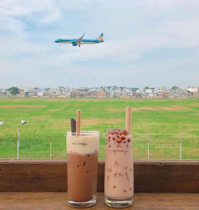 Hai quán cà phê có view ngắm máy bay lướt ngang qua đầu ở Sài Gòn - 3 Hai quán cà phê có view ngắm máy bay lướt ngang qua đầu ở Sài Gòn - 3