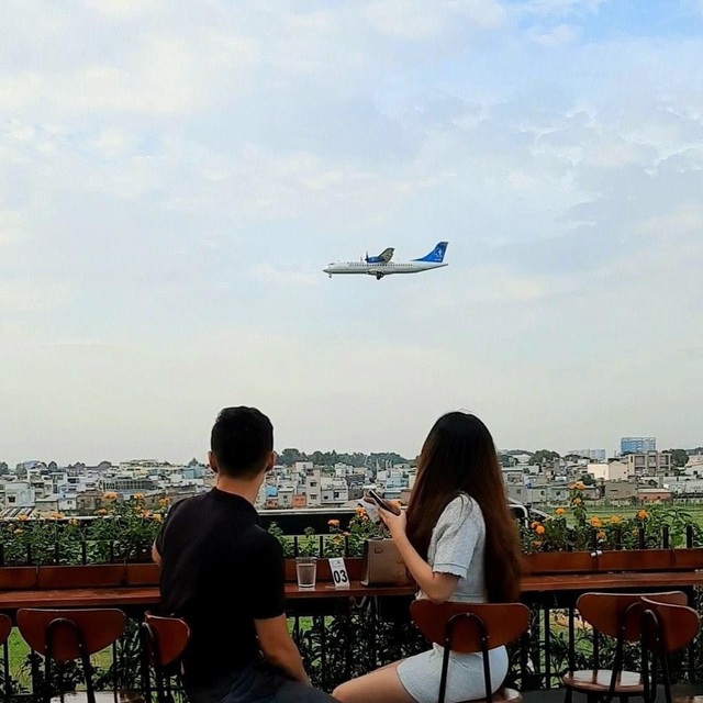 Hai quán cà phê có view ngắm máy bay lướt ngang qua đầu ở Sài Gòn - 4 Hai quán cà phê có view ngắm máy bay lướt ngang qua đầu ở Sài Gòn - 4