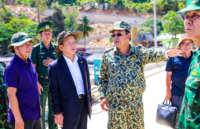 Lãnh đạo Cà Mau và TT Group thăm, tặng quà cán bộ chiến sỹ đảo Hòn Khoai - 1 Lãnh đạo Cà Mau và TT Group thăm, tặng quà cán bộ chiến sỹ đảo Hòn Khoai - 1