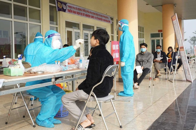 Truy vết, cách ly 18 người có liên quan đến ca bệnh ở Hà Nam - 1 Cơ quan y tế lấy mẫu xét nghiệm những người có liên quan đến ca bệnh ở Hà Nam.