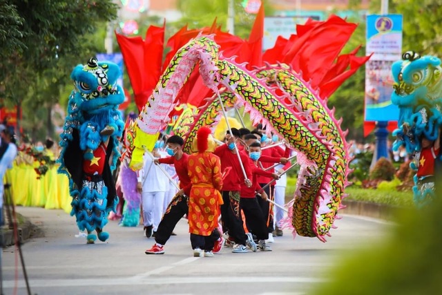 Gần 1.000 người tham gia Lễ hội Diễu hành đường phố đầy màu sắc - 2 Gần 1.000 người tham gia Lễ hội Diễu hành đường phố đầy màu sắc - 2