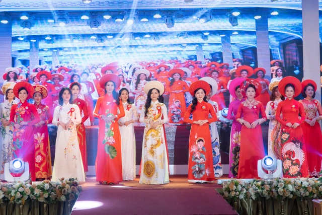 Khi những nữ công nhân tự tin tỏa sáng trên sân khấu - 1 Khi những nữ công nhân tự tin tỏa sáng trên sân khấu - 1