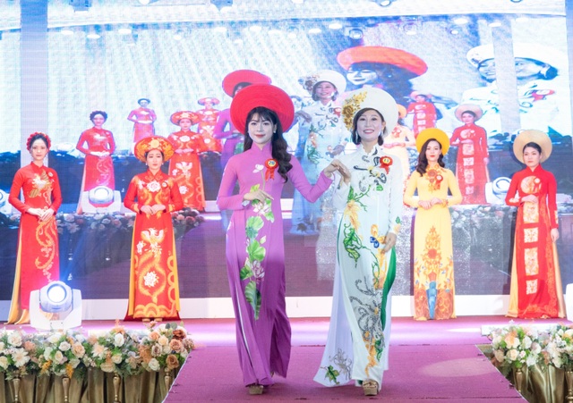 Khi những nữ công nhân tự tin tỏa sáng trên sân khấu - 2 Khi những nữ công nhân tự tin tỏa sáng trên sân khấu - 2