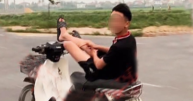 Triệu tập nam sinh biểu diễn lái xe máy bằng chân - 1 Triệu tập nam sinh biểu diễn lái xe máy bằng chân - 1