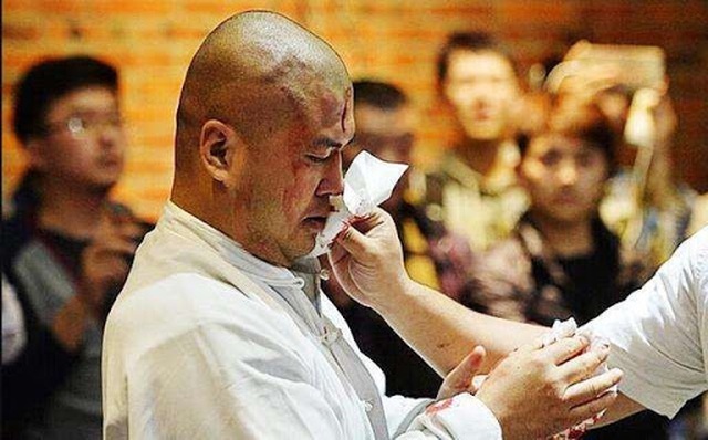 Dùng đòn bẩn khi một mình chấp 6 võ sĩ, võ sư Thái Cực sốc nặng - 1 Dùng đòn bẩn khi một mình chấp 6 võ sĩ, võ sư Thái Cực sốc nặng - 1