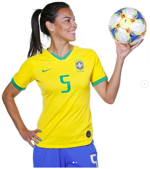 Những nữ cầu thủ xinh đẹp, quyến rũ bậc nhất của Brazil - 7 Những nữ cầu thủ xinh đẹp, quyến rũ bậc nhất của Brazil - 7