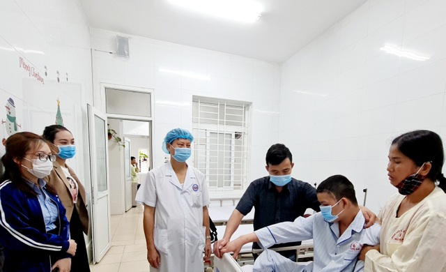 Bạn đọc Dân trí giúp đỡ nam sinh bị tai nạn nguy kịch gần 400 triệu đồng - 1 Bạn đọc Dân trí giúp đỡ nam sinh bị tai nạn nguy kịch gần 400 triệu đồng - 1