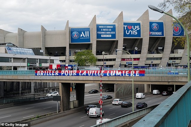 Cổ động viên PSG đốt pháo sáng trước cuộc đấu với Man City - 1 Cổ động viên PSG đốt pháo sáng trước cuộc đấu với Man City - 1