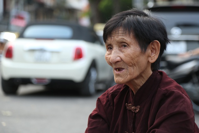 Hà Nội: Sống tròn một thế kỷ, cụ bà vẫn mưu sinh dưới nắng nóng 35 độ C - 8 Hà Nội: Sống tròn một thế kỷ, cụ bà vẫn mưu sinh dưới nắng nóng 35 độ C - 8
