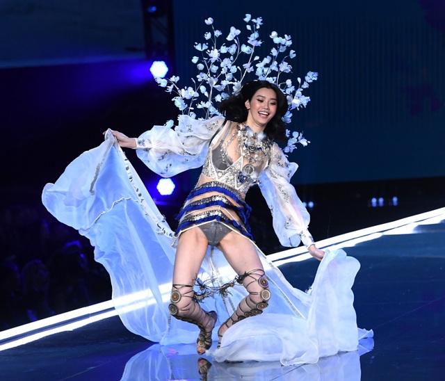 1001 kiểu... vồ ếch của các chân dài trên sàn catwalk - 6 1001 kiểu... vồ ếch của các chân dài trên sàn catwalk - 6
