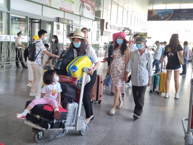 Hàng nghìn du khách đổ về du lịch, Đà Nẵng đón hơn 200 chuyến bay - 6 Hàng nghìn du khách đổ về du lịch, Đà Nẵng đón hơn 200 chuyến bay - 6