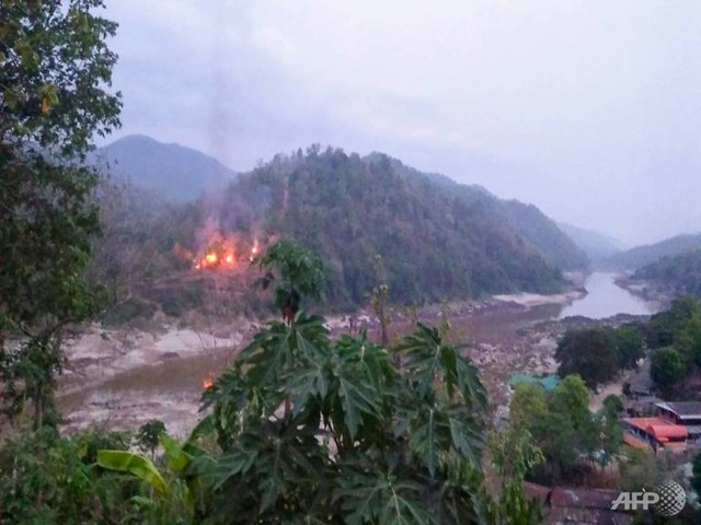Hai căn cứ quân sự Myanmar rung chuyển vì bị dội mưa rocket - 1 Hai căn cứ quân sự Myanmar rung chuyển vì bị dội mưa rocket - 1