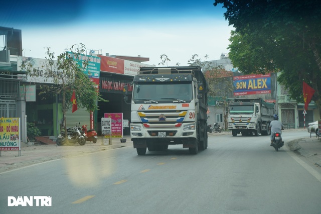 Binh đoàn xe hổ vồ hoành hành trên khắp các tuyến đường ở Quảng Ninh - 8 Binh đoàn xe hổ vồ hoành hành trên khắp các tuyến đường ở Quảng Ninh - 8