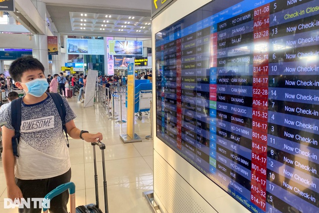 Trái với dự đoán, sân bay Nội Bài bất ngờ vắng khách do lo ngại dịch bệnh - 15