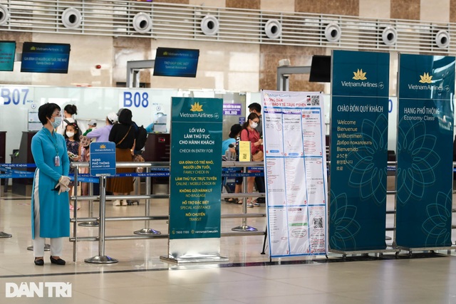 Trái với dự đoán, sân bay Nội Bài bất ngờ vắng khách do lo ngại dịch bệnh - 11