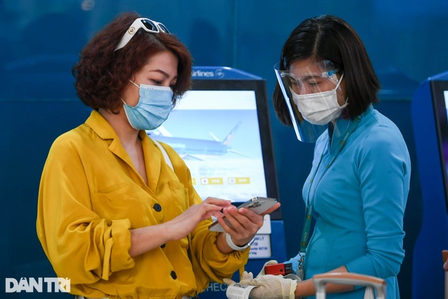 Trái với dự đoán, sân bay Nội Bài bất ngờ vắng khách do lo ngại dịch bệnh - 8