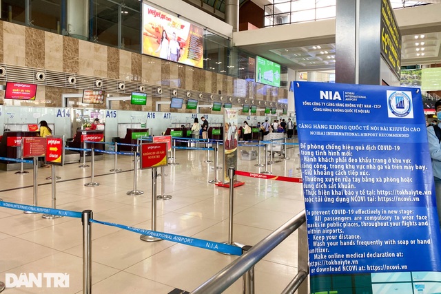 Trái với dự đoán, sân bay Nội Bài bất ngờ vắng khách do lo ngại dịch bệnh - 12