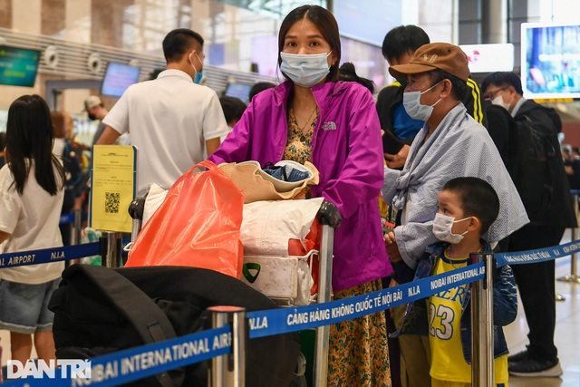 Trái với dự đoán, sân bay Nội Bài bất ngờ vắng khách do lo ngại dịch bệnh - 7