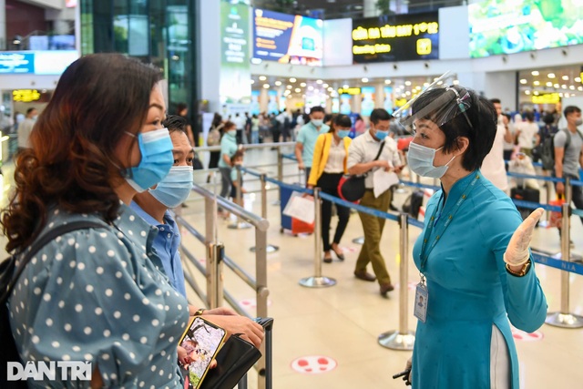 Trái với dự đoán, sân bay Nội Bài bất ngờ vắng khách do lo ngại dịch bệnh - 9