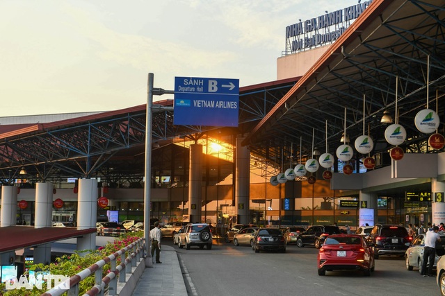 Trái với dự đoán, sân bay Nội Bài bất ngờ vắng khách do lo ngại dịch bệnh - 2