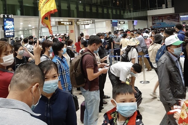 Lượng hành khách tới Tân Sơn Nhất tăng chóng mặt - 3