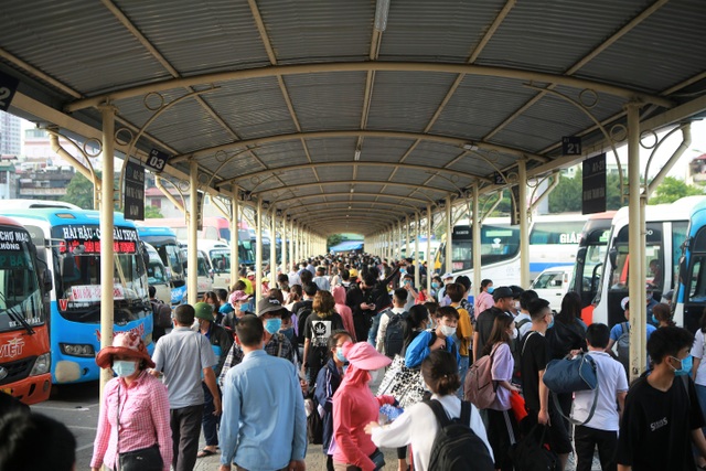 Bến xe đông nghịt người mua vé về quê nghỉ lễ 30/4 - 1/5 - 2 Bến xe đông nghịt người mua vé về quê nghỉ lễ 30/4 - 1/5 - 2
