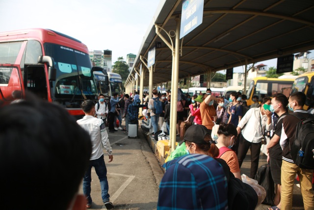 Bến xe đông nghịt người mua vé về quê nghỉ lễ 30/4 - 1/5 - 5 Bến xe đông nghịt người mua vé về quê nghỉ lễ 30/4 - 1/5 - 5