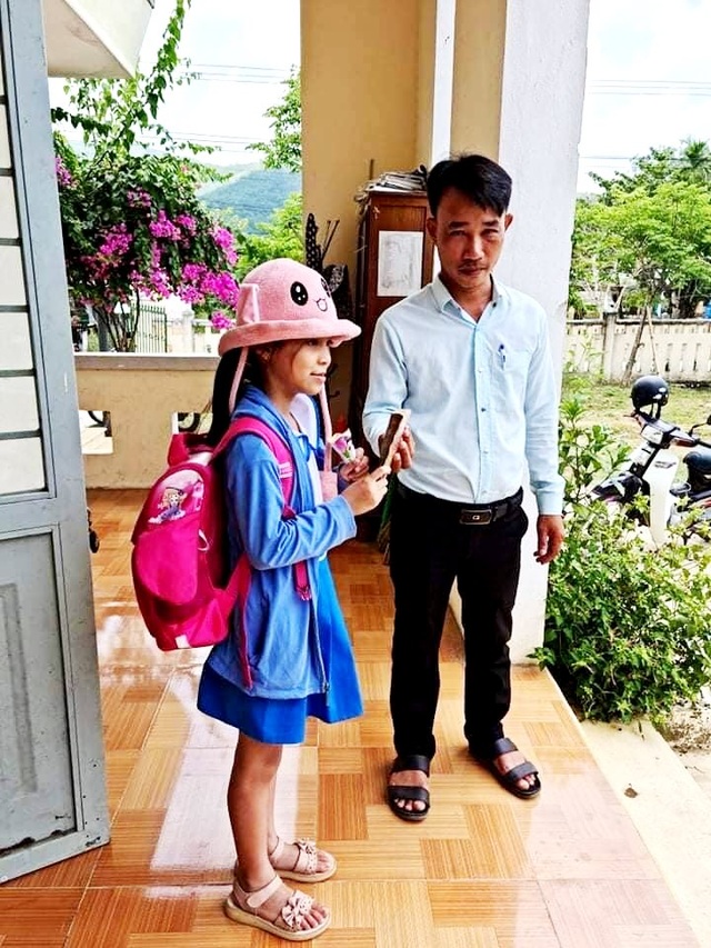 Học sinh lớp 2 nhặt được 20 triệu đồng, trả lại người đánh rơi - 1 Học sinh lớp 2 nhặt được 20 triệu đồng, trả lại người đánh rơi - 1