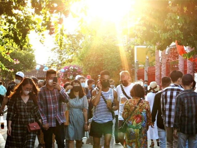 Tourists flock to Hoi An for a holiday too crowded - 1