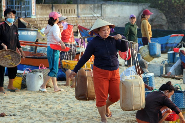 Những lao động làng chài mưu sinh trong buổi sáng sớm - 10 Những lao động làng chài mưu sinh trong buổi sáng sớm - 10