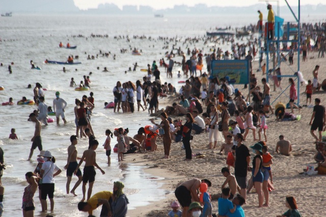 Bãi biển đông nghịt người, Quảng Ninh vội ra văn bản chấn chỉnh - 1 Bãi biển đông nghịt người, Quảng Ninh vội ra văn bản chấn chỉnh - 1
