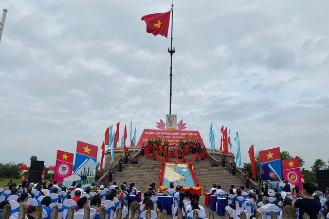 Thiêng liêng Lễ thượng cờ tại kỳ đài Hiền Lương - vĩ tuyến 17 - 1