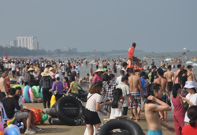 Hình ảnh khác lạ tại bãi biển Sầm Sơn trong ngày đầu nghỉ lễ - 2