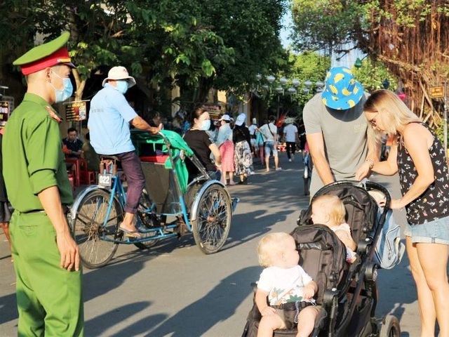 Tourists flock to Hoi An overcrowded holidays - 3