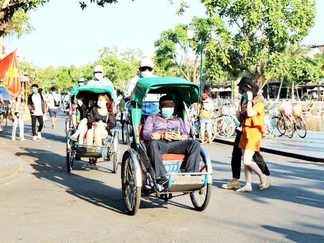 Tourists flock to Hoi An overcrowded holidays - 5