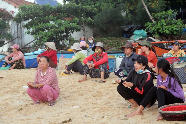 Những lao động làng chài mưu sinh trong buổi sáng sớm - 2 Những lao động làng chài mưu sinh trong buổi sáng sớm - 2