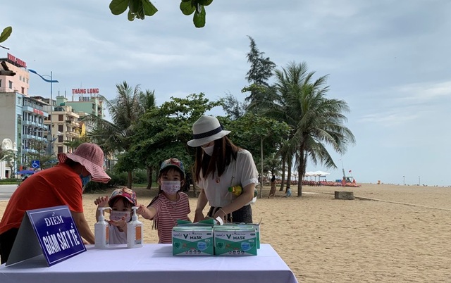 Hình ảnh khác lạ tại bãi biển Sầm Sơn trong ngày đầu nghỉ lễ - 12 Hình ảnh khác lạ tại bãi biển Sầm Sơn trong ngày đầu nghỉ lễ - 12