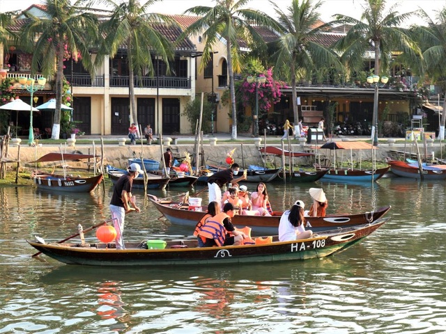 Tourists flock to Hoi An for a holiday too crowded - 7