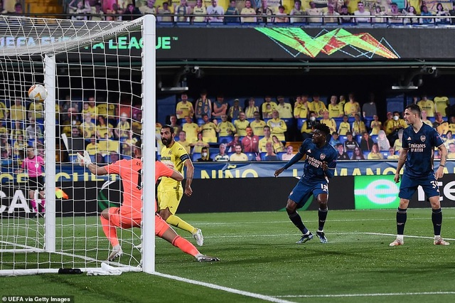 Arsenal gục ngã trước Villarreal trong trận cầu mưa thẻ phạt - 5